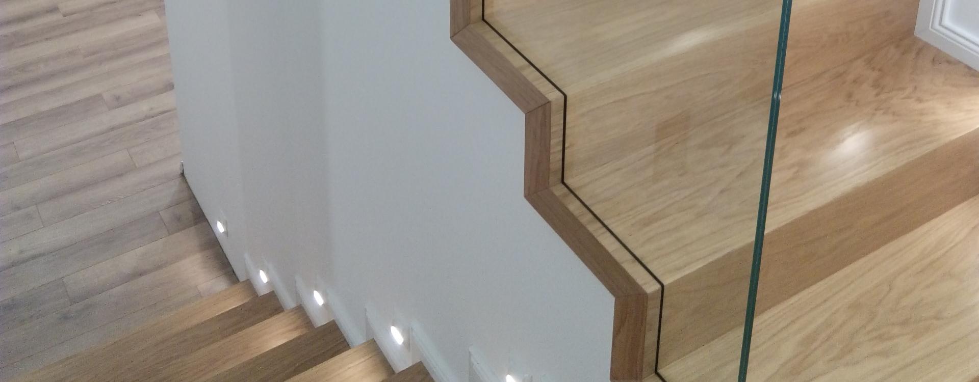 Slide A - 2 - Drewniane schody z podświetleniem